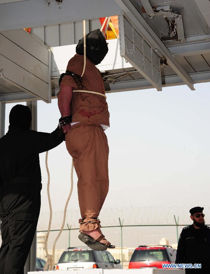 A man is executed by hanging in west of Kuwait City, capital of Kuwait, on April 1, 2013. Three convicted murderers, a Pakistani, a Saudi and a stateless Arab, were hanged on Monday. It's the first executions in Kuwait since May 2007, according to the ministry of justice. (Xinhua/Noufal Ibrahim)