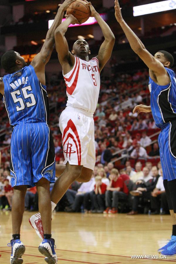 Houston Rockets' James Anderson (C) goes to the basket during the NBA basketball game against Orlando Magic in Toronto, Canada, April 1, 2013. Rockets won 111-103. (Xinhua/Song Qiong)