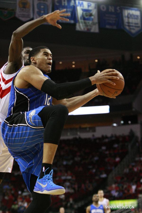 Orlando Magic' Tobias Harris (R) goes to the baske during the NBA basketball game against Houston Rockets in Toronto, Canada, April 1, 2013. Rockets won 111-103. (Xinhua/Song Qiong)