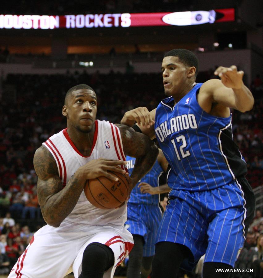 Houston Rockets' Tomas Robinson (L) runs with the ball during the NBA basketball game against Orlando Magic in Toronto, Canada, April 1, 2013. Rockets won 111-103. (Xinhua/Song Qiong)