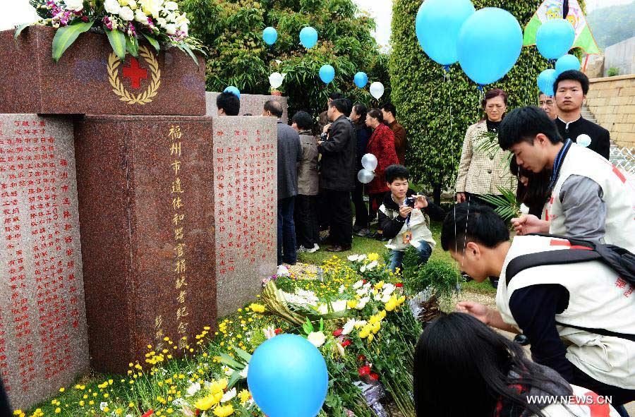 Citizens present flowers to a monument built for body and organ donators at the Sanshan Cemetery in Fuzhou, capital of southeast China's Fujian Province, April 2, 2013, ahead of the Qingming Festival, or Tomb Sweeping Day, which falls on April 4 this year. By far, as many as 1,795 volunteers in the province have registered to donate their organs after they pass away. And a total of 105 full-body organ donations and 112 cornea donations have been operated. (Xinhua/Zhang Guojun)