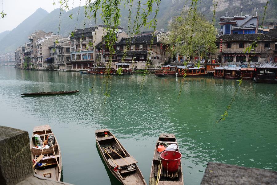 Photo taken on March 31, 2013 shows the scenery of Zhenyuan County in southwest China's Guizhou Province. The county could date back 2,280 years with the Wuyang River running through it. As many ancient style architectures were built along the river, the ancient town was dubbed as "Oriental Venice" by tourists. (Xinhua/Hu Yan)