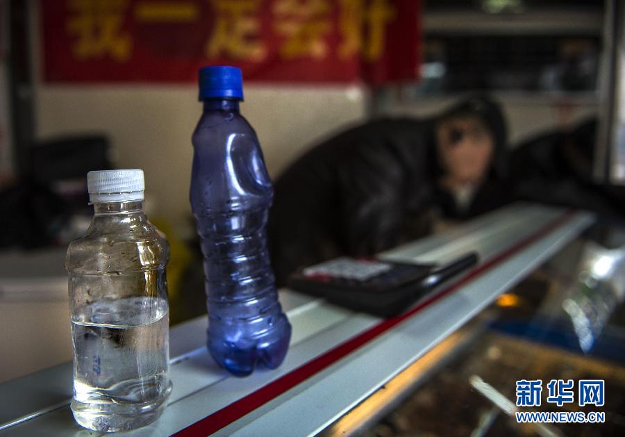 Qi can only drink the two bottles of water every day (Xinhua Photo/ Wang Fei)