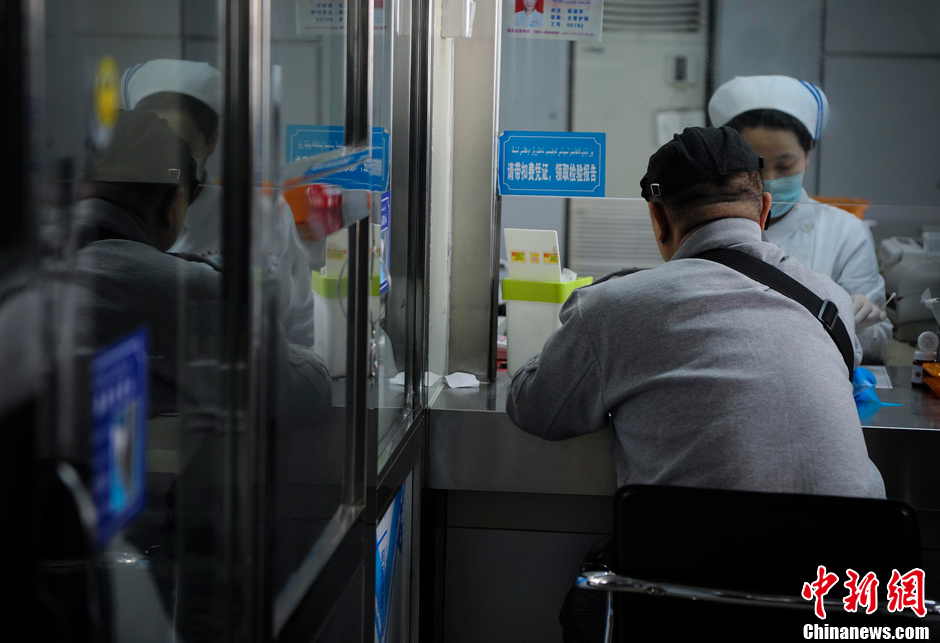 Qi has to take blood tests every week. (Chinanews.com/ Liu Xin)