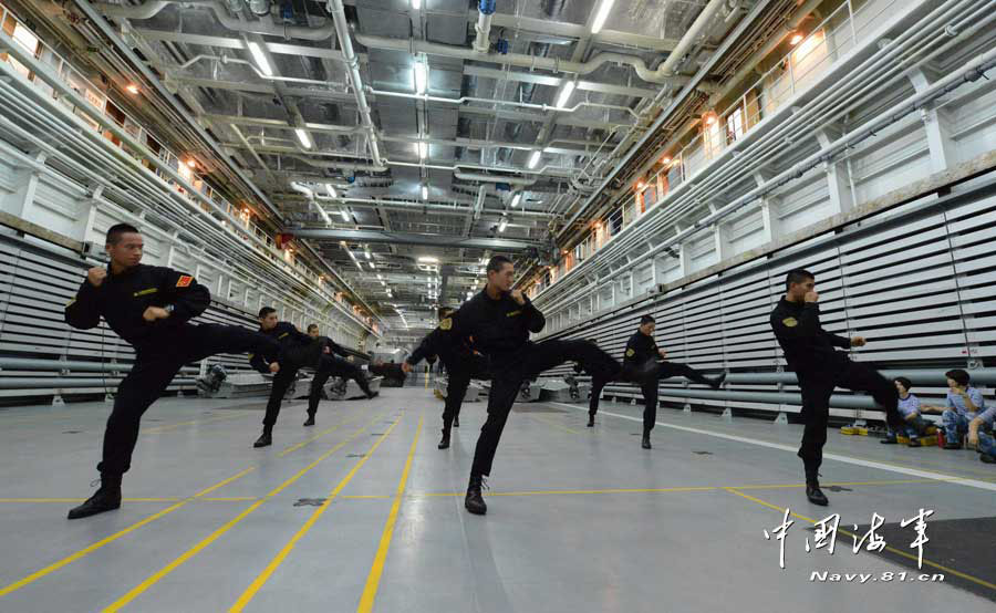 The amphibious marines in military skill training in the cabin of the Jinggangshan amphibious dock landing ship when it sails in the water of the Western Pacific Ocean. (navy.81.cn/Qian Xiaohu, Song Xin, Yu Huangwei)