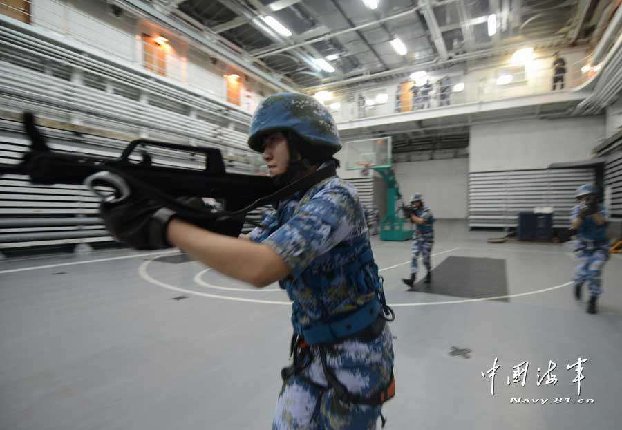 The amphibious marines in military skill training in the cabin of the Jinggangshan amphibious dock landing ship when it sails in the water of the Western Pacific Ocean. (navy.81.cn/Qian Xiaohu, Song Xin, Yu Huangwei)