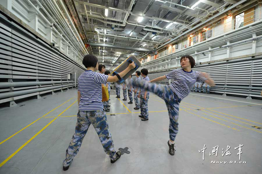 The amphibious marines in military skill training in the cabin of the Jinggangshan amphibious dock landing ship when it sails in the water of the Western Pacific Ocean. (navy.81.cn/Qian Xiaohu, Song Xin, Yu Huangwei)