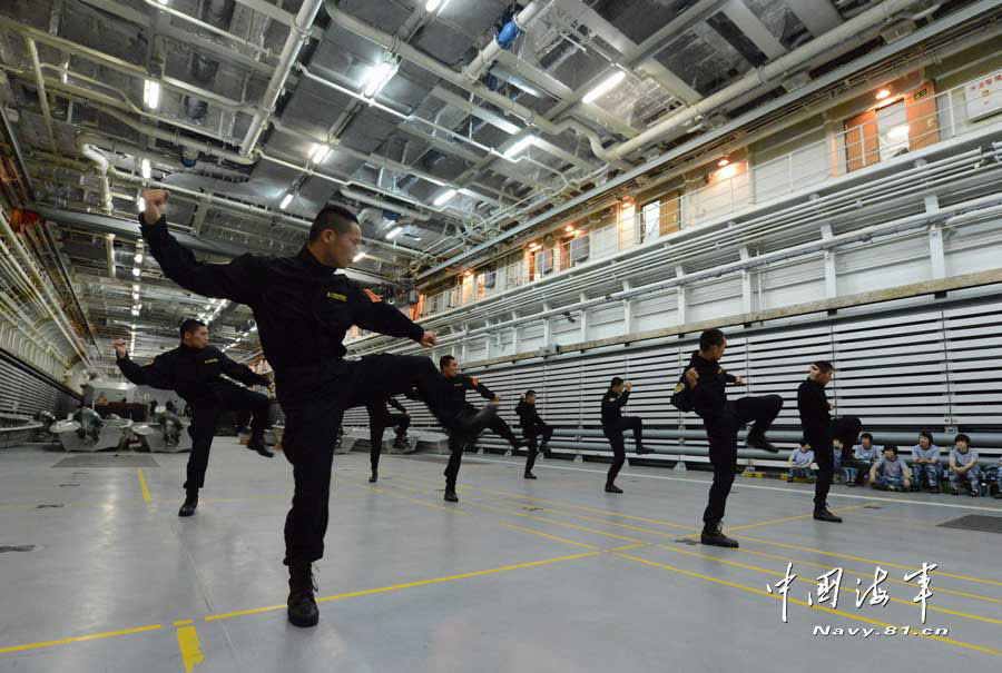 The amphibious marines in military skill training in the cabin of the Jinggangshan amphibious dock landing ship when it sails in the water of the Western Pacific Ocean. (navy.81.cn/Qian Xiaohu, Song Xin, Yu Huangwei)