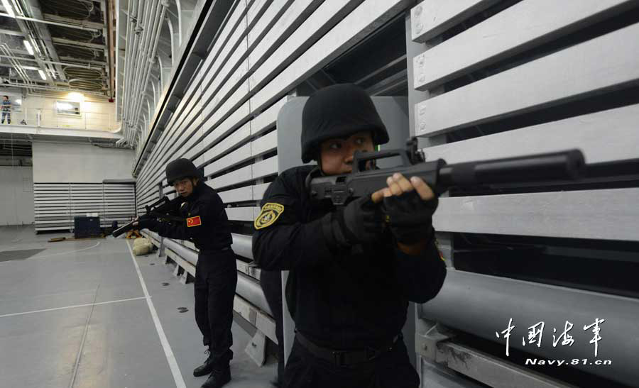 The amphibious marines in military skill training in the cabin of the Jinggangshan amphibious dock landing ship when it sails in the water of the Western Pacific Ocean. (navy.81.cn/Qian Xiaohu, Song Xin, Yu Huangwei)