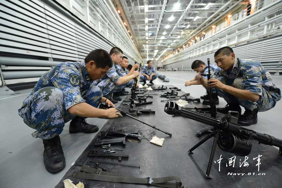 The amphibious marines in military skill training in the cabin of the Jinggangshan amphibious dock landing ship when it sails in the water of the Western Pacific Ocean. (navy.81.cn/Qian Xiaohu, Song Xin, Yu Huangwei)