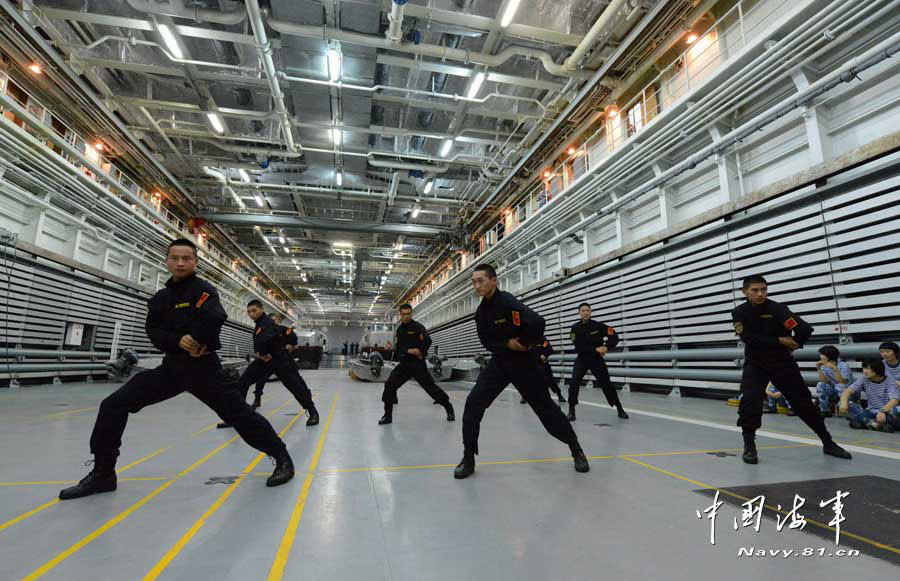 The amphibious marines in military skill training in the cabin of the Jinggangshan amphibious dock landing ship when it sails in the water of the Western Pacific Ocean. (navy.81.cn/Qian Xiaohu, Song Xin, Yu Huangwei)