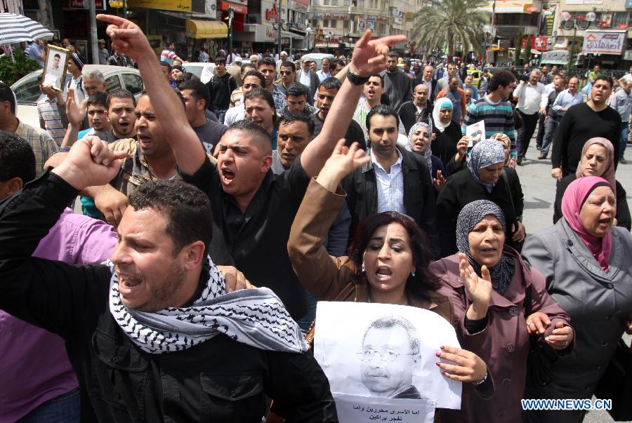 Palestinian people take part in a protest in the West Bank city of Nablus on April 2, 2013, after a Palestinian prisoner died of cancer while receiving treatment at an Israeli hospital. Maysara Abu Hamdia, 64, who was suffering from throat cancer, spent his last few days at the intensive care unit of Soroka Medical Center in southern Israel, a Palestinian official said. (Xinhua/Ayman Nobaniz)