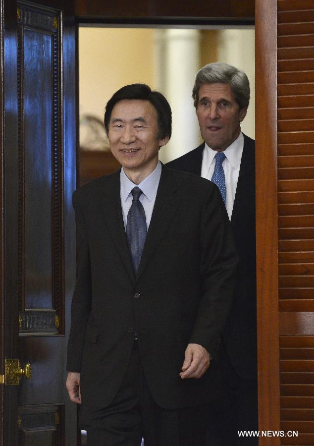 U.S. Secretary of State John Kerry (rear) and visiting South Korean Minister of Foreign Affairs and Trade Yun Byung-se attend a joint press conference at the State Department in Washington D.C., capital of the United States, April 2, 2013. The two held their first talks on Tuesday as tensions persist on the Korean Peninsula. (Xinhua/Zhang Jun) 