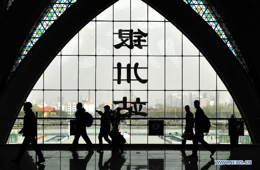 Passengers rush to take trains at the Yinchuan Railway Station in Yinchuan, capital of northwest China's Ningxia Hui Autonomous Region, April 2, 2013. The railway station received a travel rush on April 2 as passengers rushed to return home to sweep the tombs of their deceased relatives during the Qingming Festival holidays, which falls on April 4-6 this year. The Qingming Festival is a traditional Chinese holiday for mourning the dead. (Xinhua/Peng Zhaozhi)