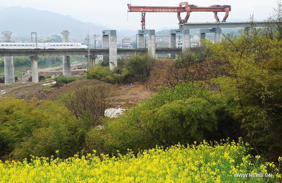 Photo taken on March 26, 2013 shows the construction site of the Yiwu section of the Hangzhou-Changsha High-speed Rail on the Dongte Bridge in Yiwu, east China's Zhejiang Province. The 920-kilometer-long Hangzhou-Changsha High-speed Rail would shorten the travelling time between east China's Hangzhou and central China's Changsha from 6.3 hours to 3 hours once completed. (Xinhua/Tan Jin)