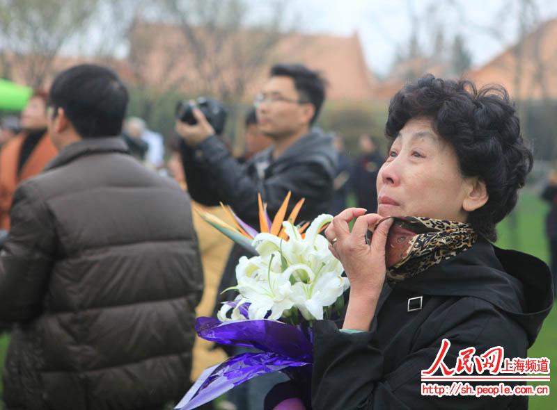 More than 160 parents who lost their only child gathered to fly green balloons, write cards and pray for their children on March 24th, 2013.Parents burst into tears as the balloons rose in the sky.(Photo/ PD Online)