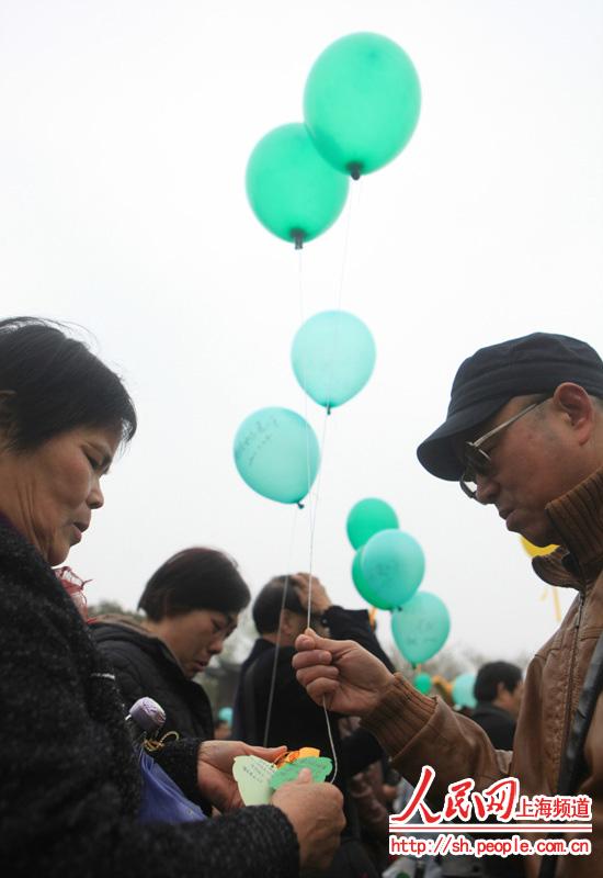 More than 160 parents who lost their only child gathered to fly green balloons, write cards and pray for their children on March 24th, 2013.Parents burst into tears as the balloons rose in the sky.(Photo/ PD Online)