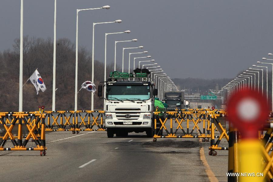 A South Korean truck returns after being rejected to enter the joint industrial complex at the DPRK's border town of Kaesong, in Paju, Gyeonggi province of South Korea, April 3, 2013. The Democratic People's Republic of Korea (DPRK) banned South Korean workers' entrance to the joint industrial complex at the DPRK's border town of Kaesong, only allowing the workers to leave Kaesong for Seoul, the Unification Ministry said on Wednesday. (Xinhua/Park Jin-hee) 