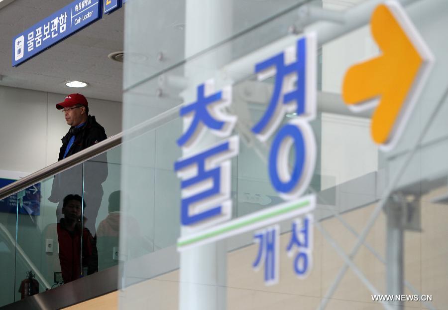 A South Korean worker waits to enter the joint industrial complex at the DPRK's border town of Kaesong, in Paju, Gyeonggi province of South Korea, April 3, 2013. The Democratic People's Republic of Korea (DPRK) banned South Korean workers' entrance to the joint industrial complex at the DPRK's border town of Kaesong, only allowing the workers to leave Kaesong for Seoul, the Unification Ministry said on Wednesday. (Xinhua/Park Jin-hee) 
