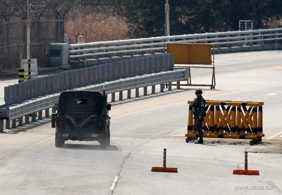 A South Korean soldier stands guard outside the Customs, Immigration and Quarantine (CIQ) office in Paju, Gyeonggi province of South Korea, April 3, 2013. The Democratic People's Republic of Korea (DPRK) banned South Korean workers' entrance to the joint industrial complex at the DPRK's border town of Kaesong, only allowing the workers to leave Kaesong to come back to Seoul, the unification ministry said Wednesday. (Xinhua/Park Jin-hee) 