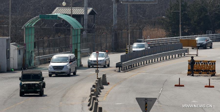 A South Korean military jeep escorts vehicles carrying South Korean workers from Kaesong industrial complex passing the Customs, Immigration and Quarantine (CIQ) office in Paju, Gyeonggi province of South Korea, April 3, 2013. The Democratic People's Republic of Korea (DPRK) banned South Korean workers' entrance to the joint industrial complex at the DPRK's border town of Kaesong, only allowing the workers to leave Kaesong to come back to Seoul, the unification ministry said Wednesday. (Xinhua/Park Jin-hee) 