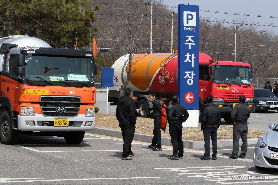 South Korean drivers wait to enter the joint industrial complex at the DPRK's border town of Kaesong, in Paju, Gyeonggi province of South Korea, April 3, 2013. The Democratic People's Republic of Korea (DPRK) banned South Korean workers' entrance to the joint industrial complex at the DPRK's border town of Kaesong, only allowing the workers to leave Kaesong for Seoul, the Unification Ministry said on Wednesday. (Xinhua/Park Jin-hee) 