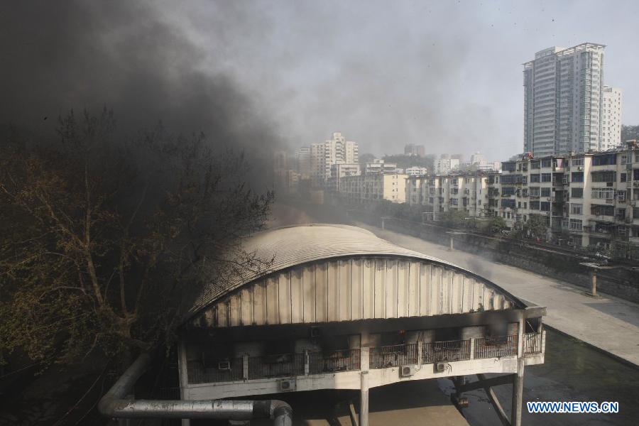 Smoke billows over the Zhangwan Farmers Market in Shiyan City, central China's Hubei Province, April 3, 2013. A fire broke out around 2:20 p.m. at the market and was put out later, leaving one person injured. (Xinhua)