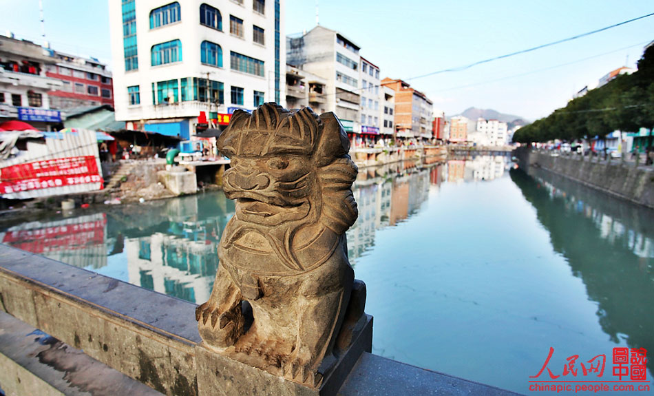 Yang’s connection with Wuju Opera started from her childhood. Influenced by her mother, who was active in a local Wuju Opera troupe, Yang became fond of this kind of folk art and learned its fundamentals at the age of 13. Two years later, she joined a professional troupe in Zhejiang province. 