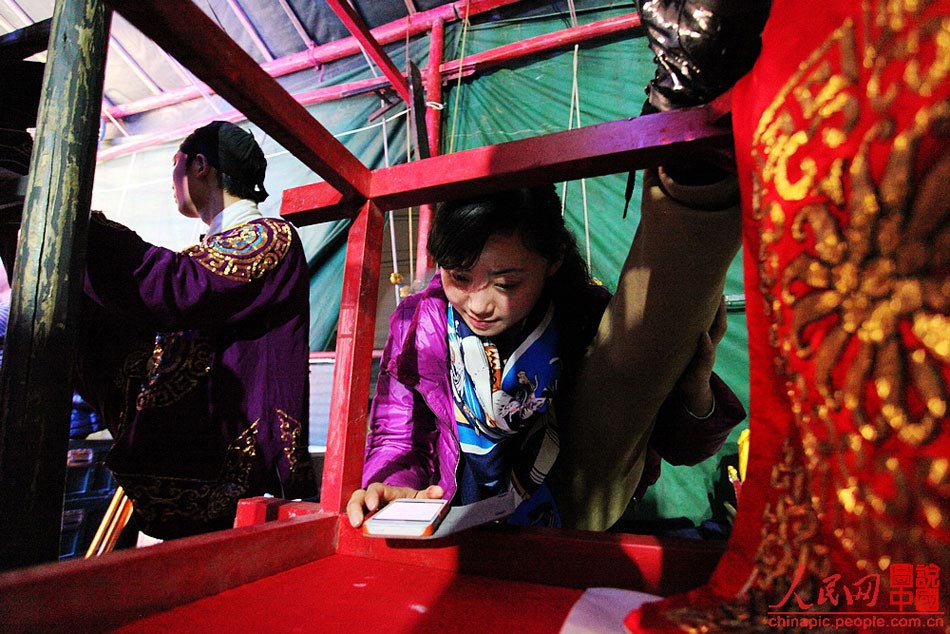 Give her a holder and Yang Xiayun could exercise in any place. It’s painful experience for ordinary people to stretch their legs, but it has become an easy must-do task every day. 