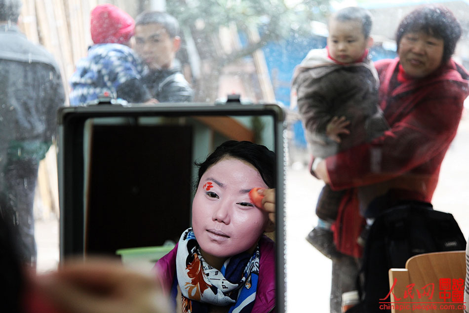 Villagers watch Yang Xiayun making up with strong interest.