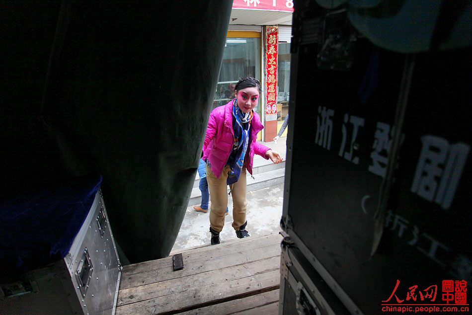 Yang Xiayun completes the makeup and comes to the backstage for standby.