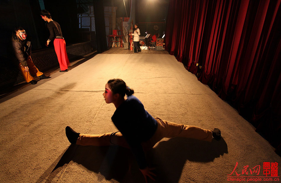 Yang Xiayun does stretching exercise for next performance in which she will play the role of Mu Guiying, a Chinese woman warrior in ancient novel, and execute a number of martial arts movements. 