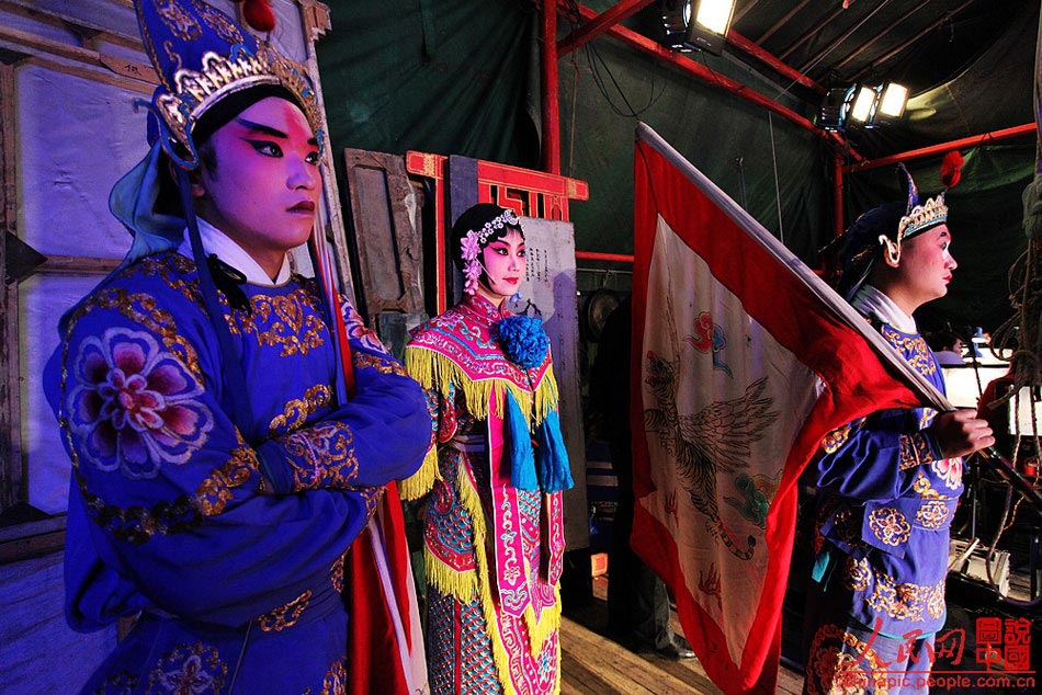 Yang Xiayun waits at backstage before coming on the stage.