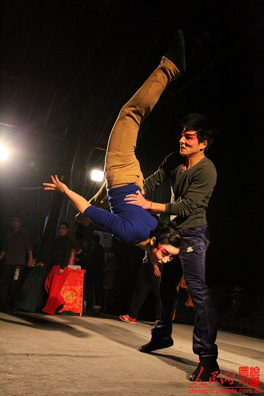 Yang Xiayun does stretching exercise for next performance in which she will play the role of Mu Guiying, a Chinese woman warrior in ancient novel, and execute a number of martial arts movements. 