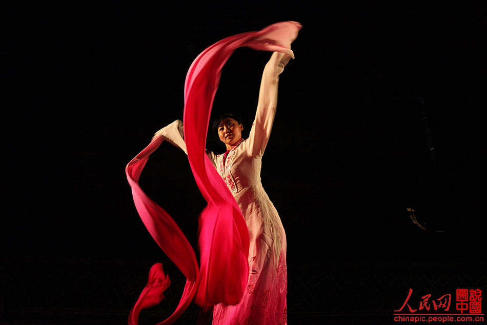 Yang Xiayun keeps practicing the movements of waving long sleeves. In the Latin America tour, she will play the role of Chang’e, Chinese goddess of the moon in the folklore.