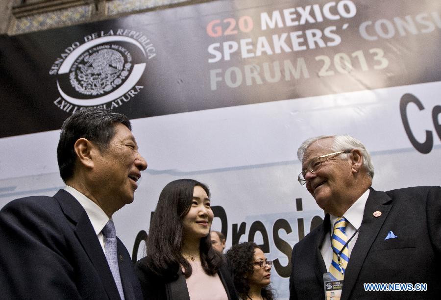 Zhang Ping (L), vice chairman of the Standing Committee of China's National People's Congress (NPC), talks to the head of the Canadian Senate, Noel A. Kinsella (R), before the opening ceremony of the IV Forum of Heads of parliament from G20 countries, at Mexico's Senate headquerters, in Mexico City, capital of Mexico, on April 4, 2013. (Xinhua/Zhang Jiayang) 