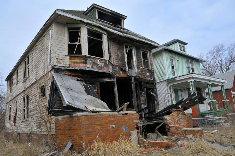 Located at 9385 Pryor Street near Lake St. Clair, the house is sold as low as only one dollar. But its power facility has been totally damaged. Michigan State declared financial emergency of Detroit on March 1. Detroit became the sixth city taken over by state government in the United States. Broker Robert Hakim, the owner of the real estate company, told Xinhua that there is no plumbing, no power, no kitchen and no living room in the house. It is just a shell. It is necessary to rebuild for residence. (Xinhua/Jiang Xitong)