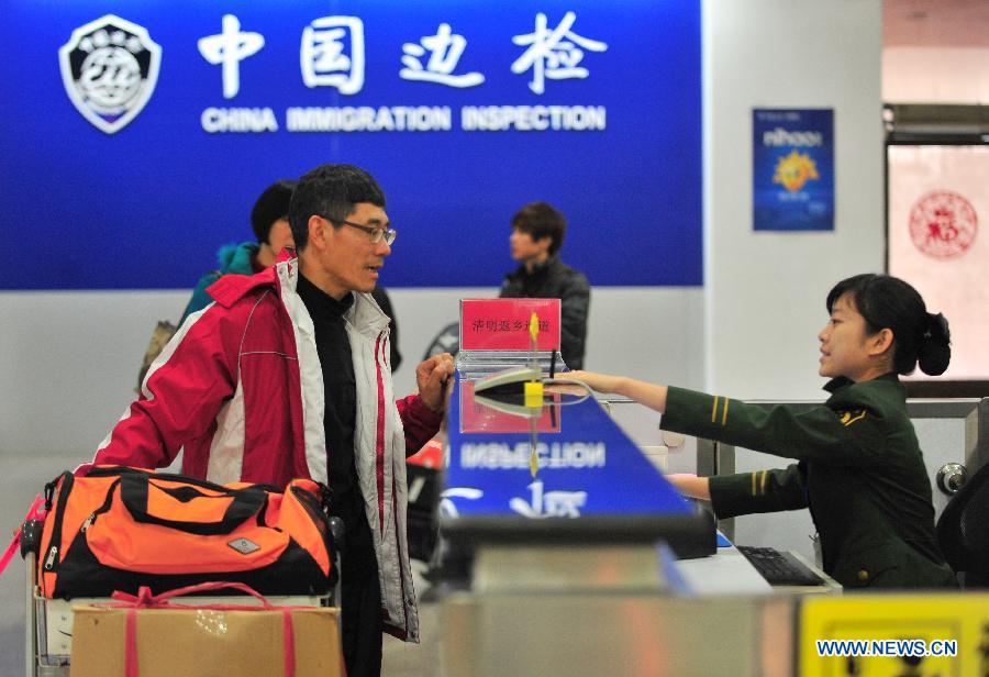 A green channel for returning to hometown is set up during the Qingming Festival at the China Immigration Inspection in Fuzhou, capital of southeast China's Fujian Province, April 4, 2013. The channel facilitated people from Taiwan who returned to Mazu and Mawei in Fujian for tomb-sweeping and mourning for their deceased family members. (Xinhua/Wei Peiquan)