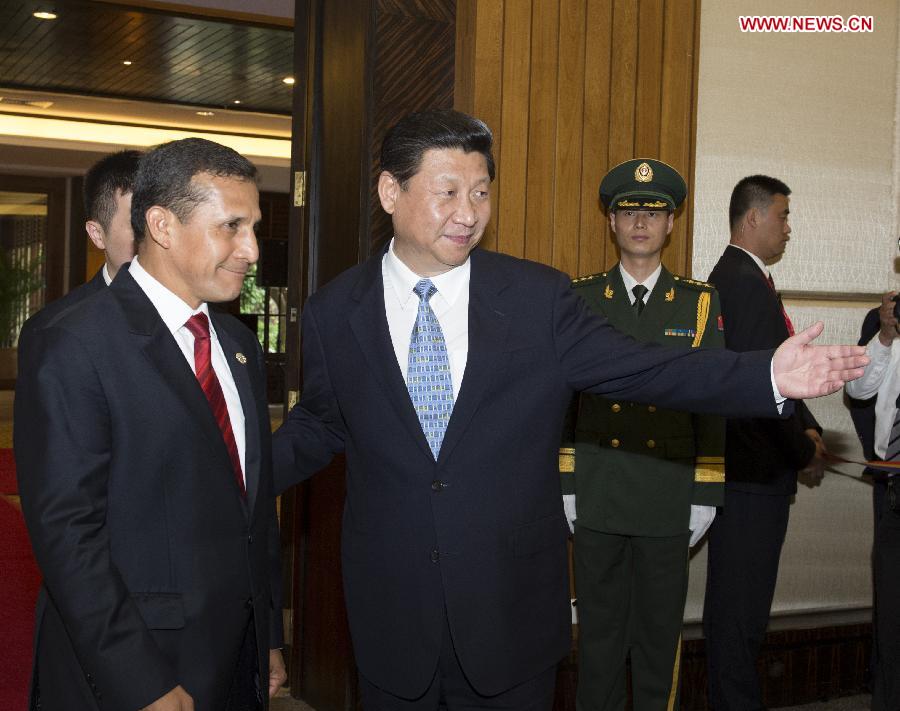 Chinese President Xi Jinping (front, R) ushers visiting Peruvian President Ollanta Humala in for their talks in Sanya, south China's Hainan Province, April 6, 2013. Visiting China as Xi's guest, Humala will also attend the opening ceremony of the annual Boao Forum for Asia on Sunday in Hainan. (Xinhua/Li Xueren)