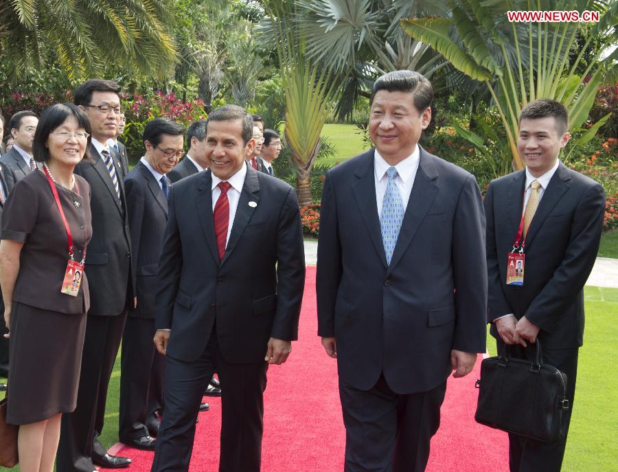 Chinese President Xi Jinping (front, R) holds a welcoming ceremony for visiting Peruvian President Ollanta Humala (front, L) ahead of their talks in Sanya, south China's Hainan Province, April 6, 2013. Visiting China as Xi's guest, Humala will also attend the opening ceremony of the annual Boao Forum for Asia on Sunday in Hainan. (Xinhua/Li Xueren)