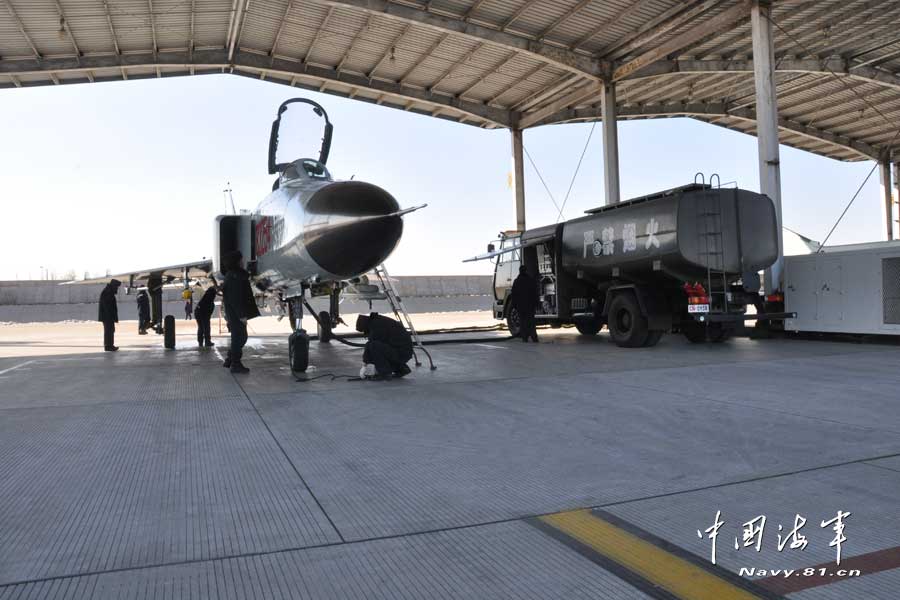 The logistical support forces in an airport of the aviation force under the North Sea Fleet of the Navy of the Chinese People's Liberation Army (PLA) carry out support work in groups, so as to enhance troop support capabilities. (navy.81.cn/Wang Jing, Zhang Lin, Tian Fengda)