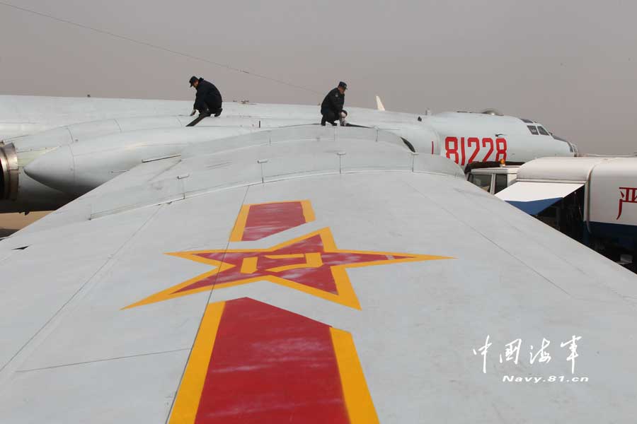 The logistical support forces in an airport of the aviation force under the North Sea Fleet of the Navy of the Chinese People's Liberation Army (PLA) carry out support work in groups, so as to enhance troop support capabilities. (navy.81.cn/Wang Jing, Zhang Lin, Tian Fengda)