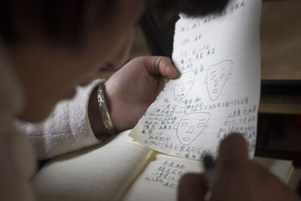 Trainee Zhang Weixue's worksheet is full of graphics and text recording the process of cleaning a face. [Photo by Gao Erqiang / China Daily] 