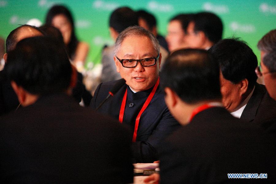 Chris Lu (C), CEO of Deloitte China, participates in a round table meeting in Boao of south China's Hainan Province, April 6, 2013. A round table meeting of Boao Forum for Asia was held here for the leaders from private sector on April 6. (Xinhua/Xu Zijian)