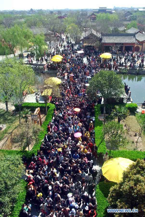 Tourists visit a scenic spot in Kaifeng, central China's Henan Province, April 6, 2013. Many scenic spots around Kaifeng were overcrowded by visitors who came to enjoy leisure time during the Qingming Festival holiday. (Xinhua/Wang Song) 