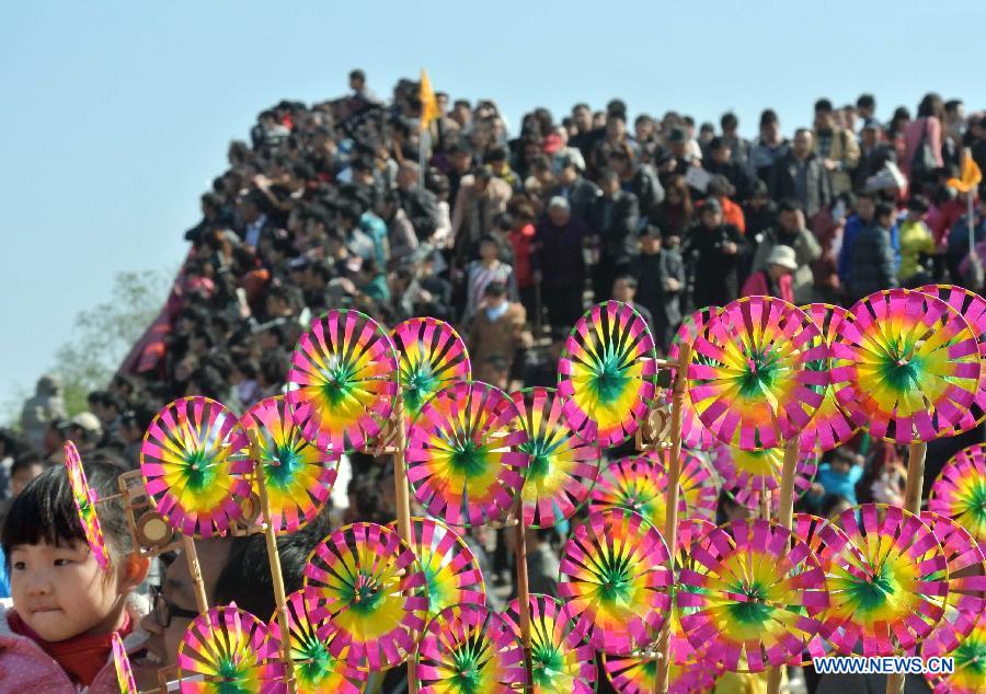 Tourists gather on a bridge at a scenic spot in Kaifeng, central China's Henan Province, April 6, 2013. Many scenic spots around Kaifeng were overcrowded by visitors who came to enjoy leisure time during the Qingming Festival holiday. (Xinhua/Wang Song) 