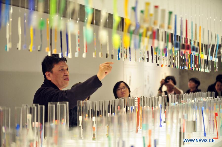 Visitors view various toothbrushes at a private exhibition from Wu Kwang-tyng, an associate professor of Tamkang University Department of Architecture, in Taipei, southeast China's Taiwan, April 6, 2013. (Xinhua/Wu Ching-teng) 