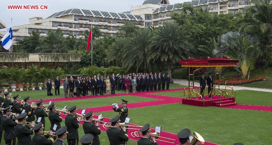 Chinese President Xi Jinping and Finnish President Sauli Niinisto stand together during a welcoming ceremony for the Finnish president ahead of their talks in Sanya, south China's Hainan Province, April 6, 2013. (Xinhua/Zhang Duo)