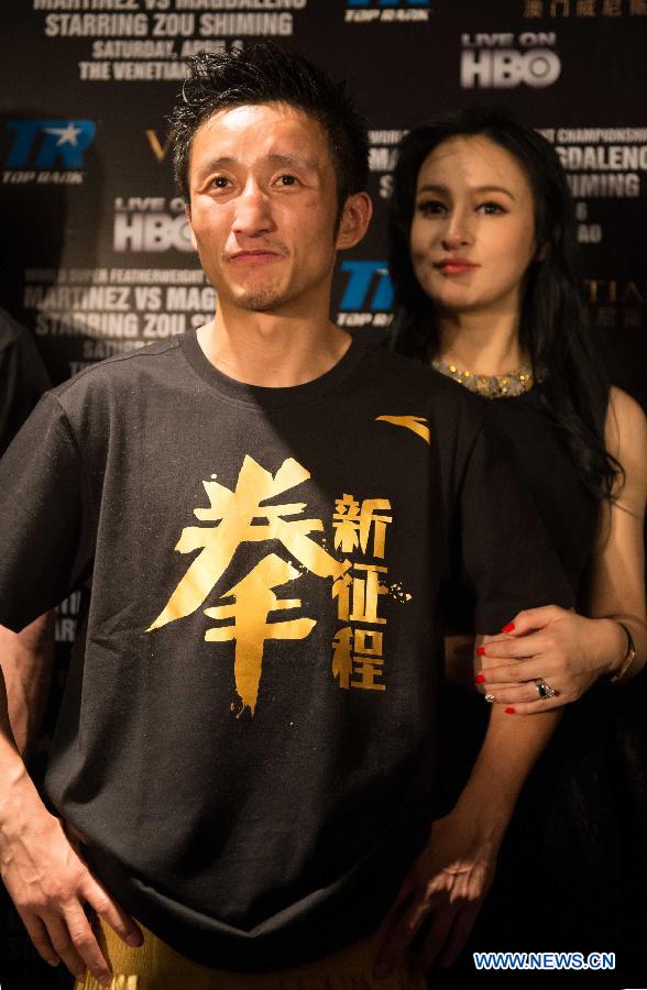 Two-time Olympic gold medalist China's Zou Shiming (L) poses during a press conference after his professional debut against Mexico's Eleazar Valenzuela in Macao, China, April 6, 2013. (Xinhua/Cheong Kam Ka)