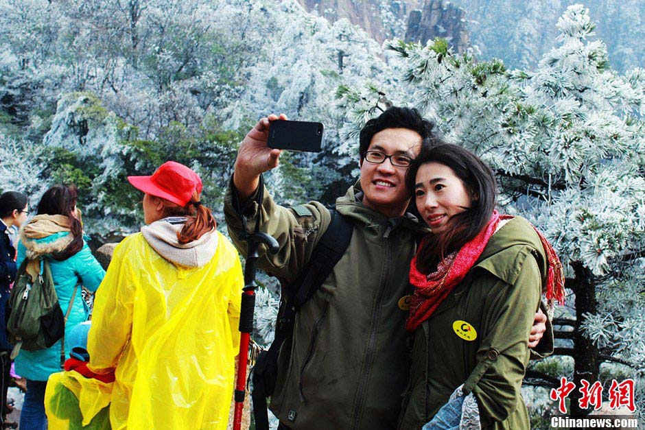 The Huangshan Mountain scenic spot in East China's Anhui Province saw a snow fall on April 6, 2013. Photo shows the beautiful scenery of snow-covered Huangshan Mountain. (CNS/Zhang Qifei)